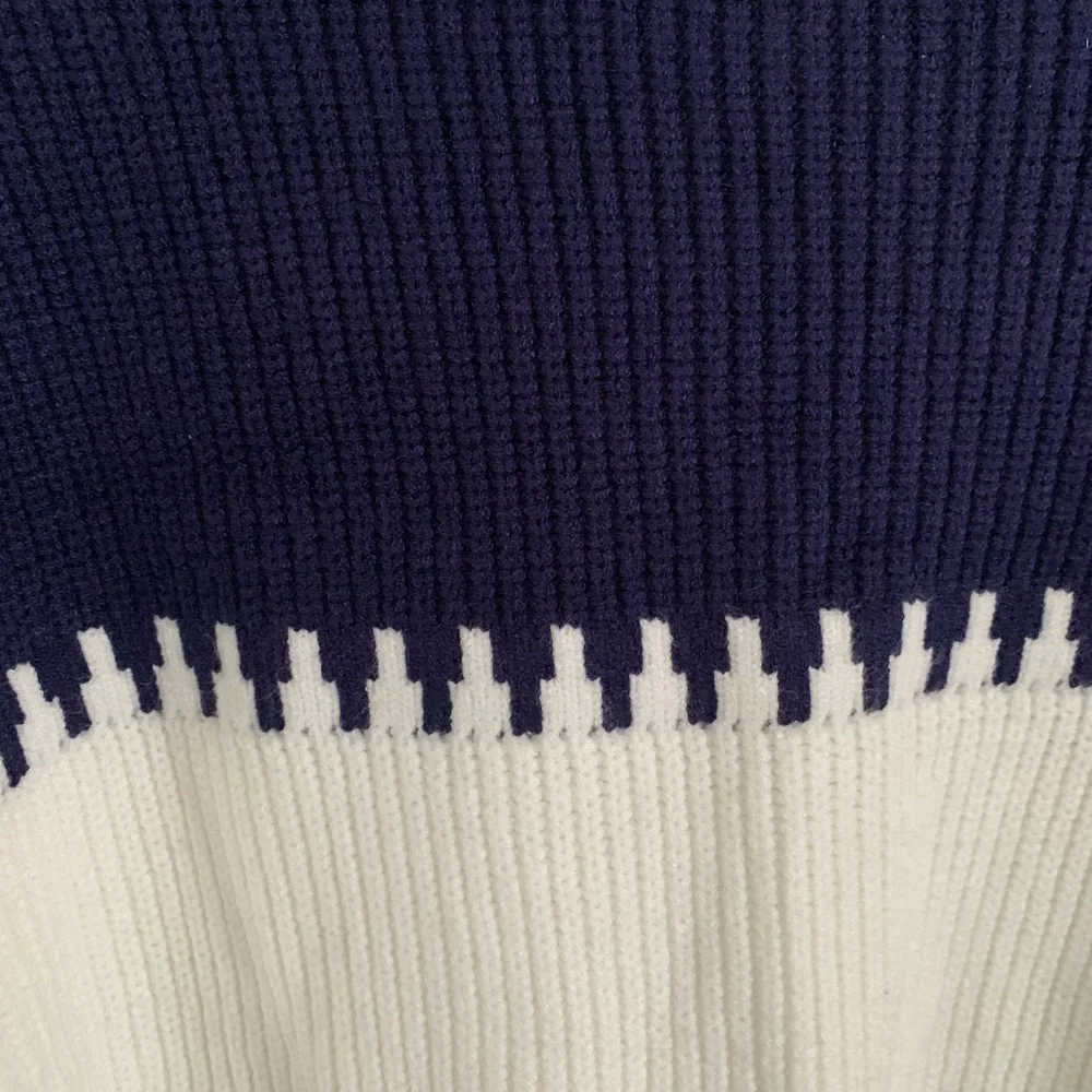 *NEW* Navy and White Women's Sweater. Size Large - Picture 8 of 11